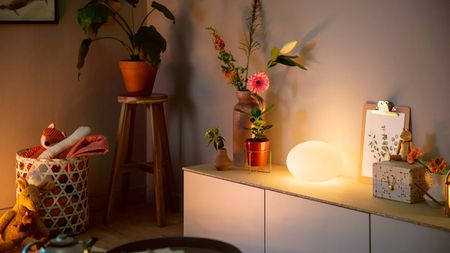 Philips Hue Flourish table lamp